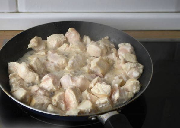 Курица в сметане с луком на сковороде