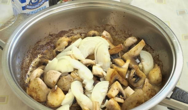 Говядина с грибами на сковороде