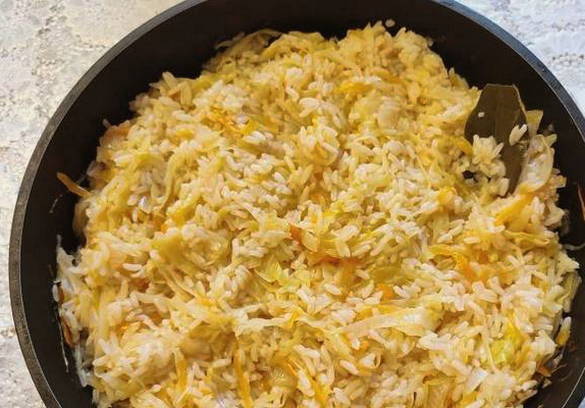 Тушеная капуста с рисом на сковороде