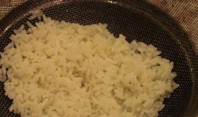 Тушеная капуста с рисом на сковороде
