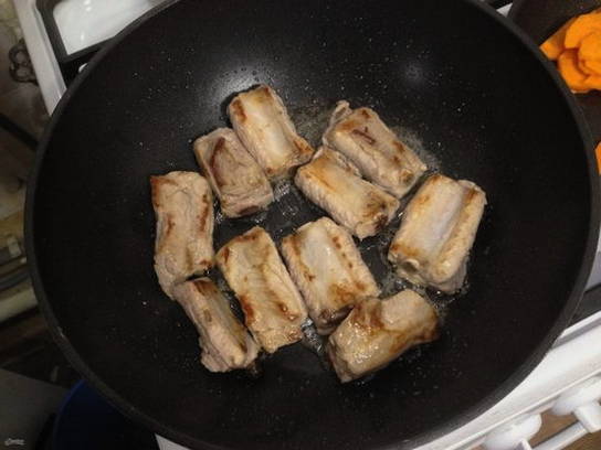 Свиные ребра с картошкой на сковороде
