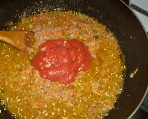 Подливка из фарша с томатной пастой на сковороде