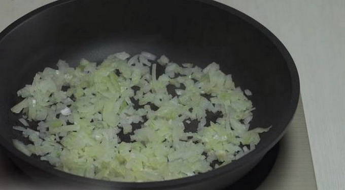 Ленивые голубцы с рисом и фаршем в томатно-сметанном соусе в духовке