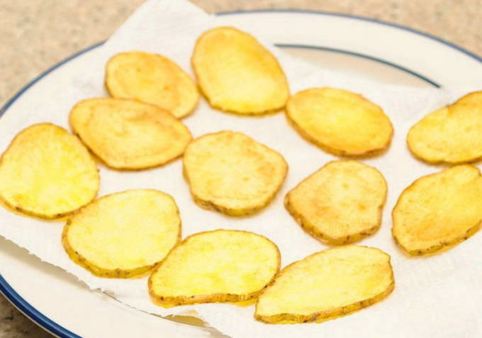 Домашние чипсы из картошки на сковороде