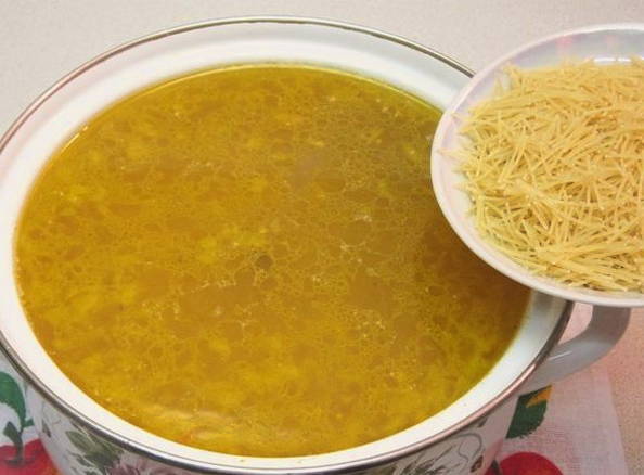 Суп с фрикадельками, вермишелью и плавленым сыром