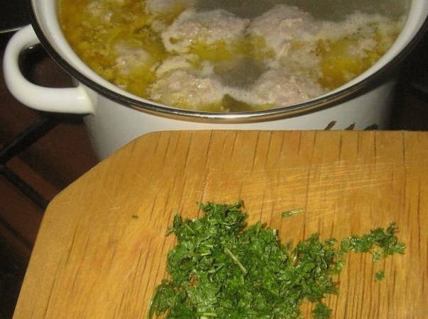 Суп с фрикадельками, вермишелью и картошкой классический