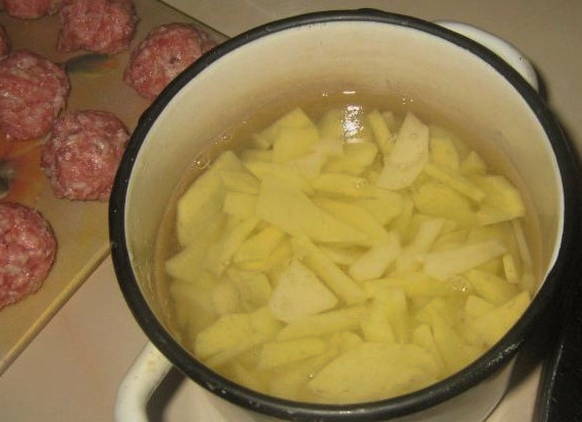 Суп с фрикадельками, вермишелью и картошкой классический