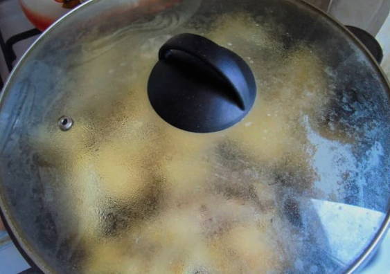 Жареный минтай в панировке на сковороде