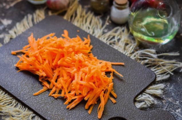 Путассу с луком и морковью на сковороде