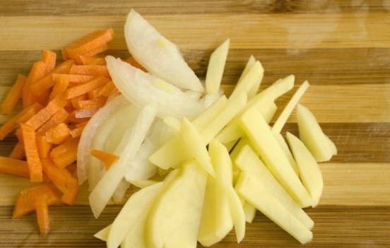 Скумбрия с луком и картошкой в фольге в духовке