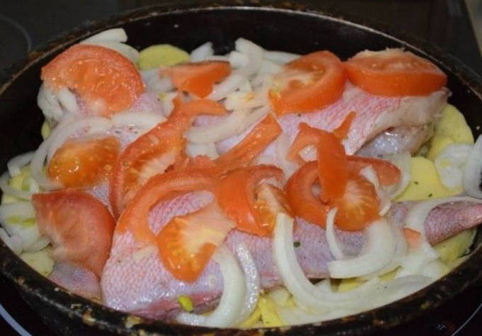 Морской окунь с картошкой в духовке