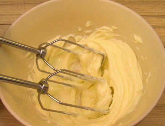 Крем для вафельного торта из сгущенки с маслом