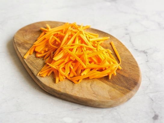 Филе минтая под маринадом из моркови и лука на сковороде