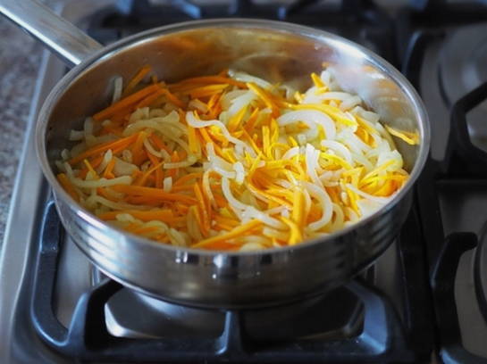 Филе минтая под маринадом из моркови и лука на сковороде