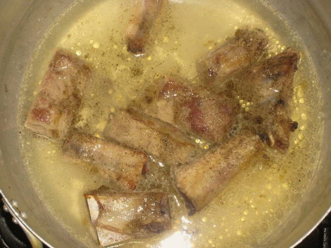 Тушеная капуста с картошкой и мясом в кастрюле