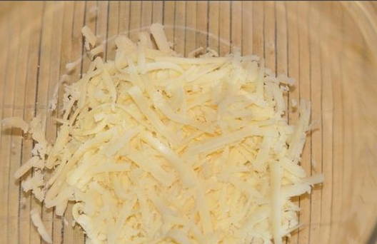 Классический салат Мимоза с горбушей, сыром и маслом