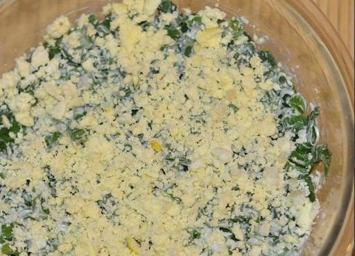 Классический салат Мимоза с горбушей, сыром и маслом