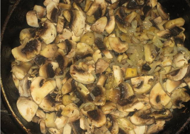 Тушеная капуста с грибами на сковороде