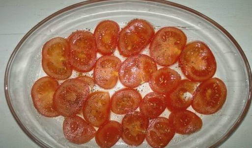 Морской окунь с помидорами в духовке