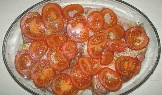 Морской окунь с помидорами в духовке