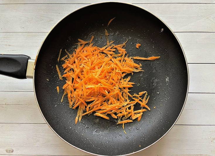 Судак с луком и морковью на сковороде
