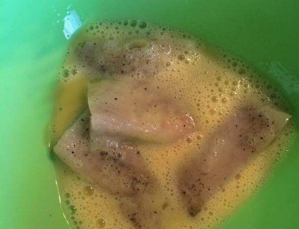 Жареное филе минтая в панировочных сухарях на сковороде