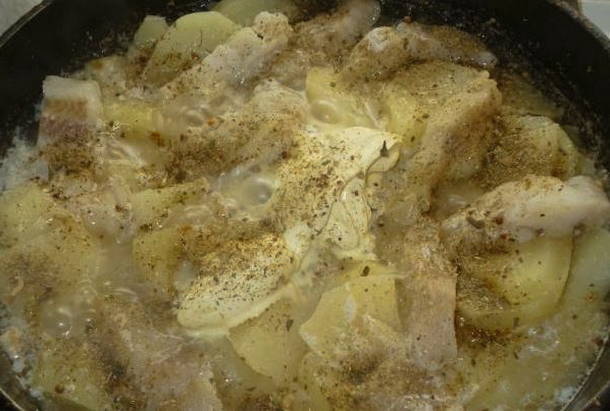 Филе минтая с картошкой на сковороде