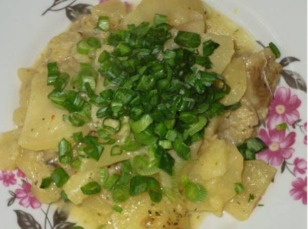 Филе минтая с картошкой на сковороде