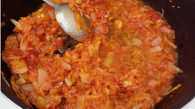Минтай под маринадом из моркови, лука и томатной пасты на сковороде