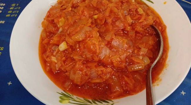 Минтай под маринадом из моркови, лука и томатной пасты на сковороде