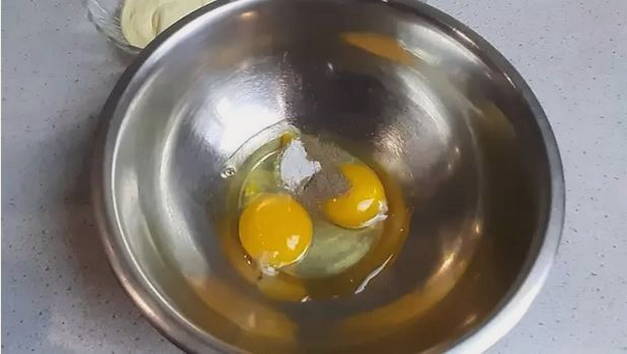Минтай в кляре с майонезом, яйцом и мукой на сковороде