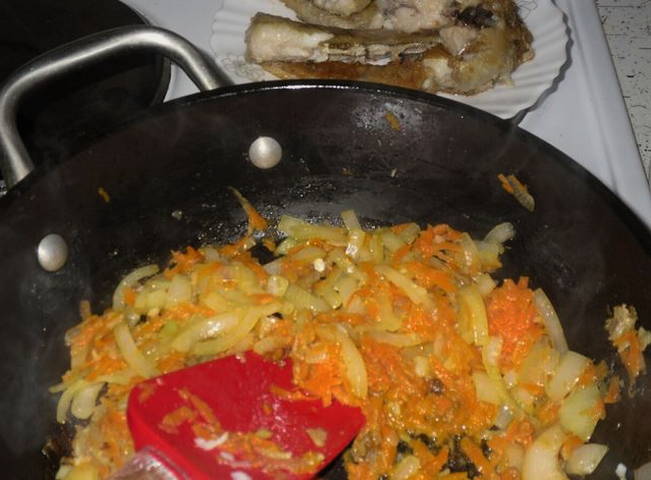 Жареный минтай с луком, морковью и майонезом на сковороде
