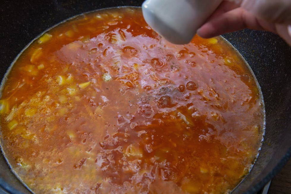 Тефтели с рисом в томатном соусе в кастрюле