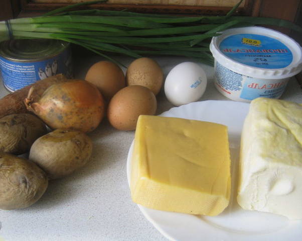 Классический салат Мимоза с рыбными консервами, картошкой, морковью и луком