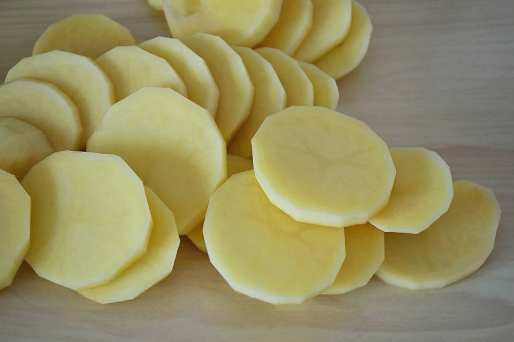 Тефтели с картошкой и сыром в сметанном соусе в духовке