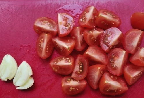 Салат Лаззат с хрустящими баклажанами и свежими помидорами