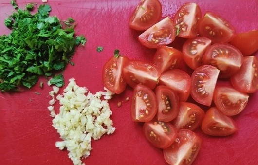 Салат Лаззат с хрустящими баклажанами и свежими помидорами