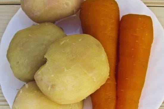 Классический салат Мимоза с рыбными консервами, картошкой, морковью и яйцом