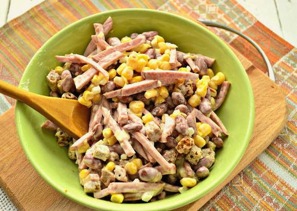 Салат с фасолью, колбасой, сухариками и кукурузой