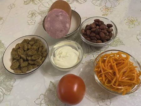 Салат с фасолью, колбасой, корейской морковью и сухариками