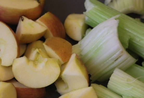 Салат с тунцом, фасолью, яблоком и сельдереем