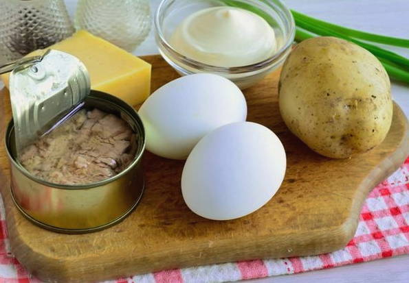 Салат с тунцом, картошкой и яйцами