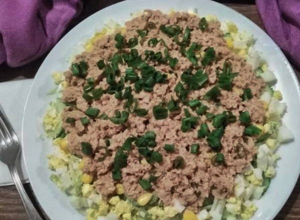 Салат с тунцом, пекинской капустой, кукурузой, яйцом и огурцом