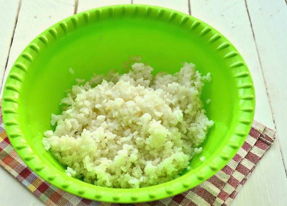 Салат с тунцом, рисом и яйцом
