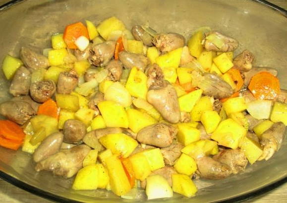 Куриные сердечки с овощами в духовке