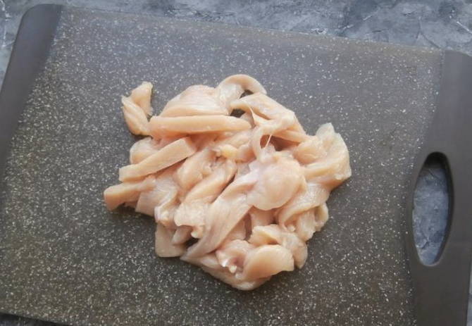 Классический бефстроганов из курицы со сметаной на сковороде