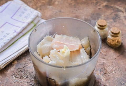 Рыбные тефтели в сливочном соусе на сковороде