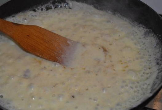 Тефтели в молочном соусе на сковороде
