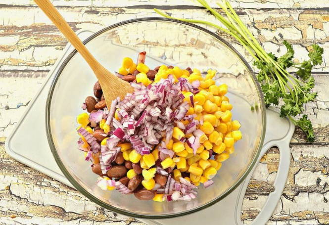 Салат с фасолью, копченой колбасой, кукурузой и сухариками