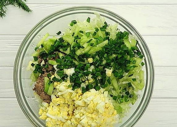 Салат с тунцом, пекинской капустой, яйцом и огурцом